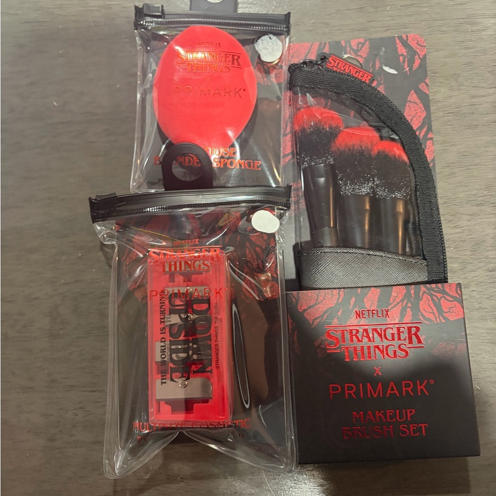 Stranger Things X Primark Lot Of 3 Make Up Brush Set, Sponge And Sharpener